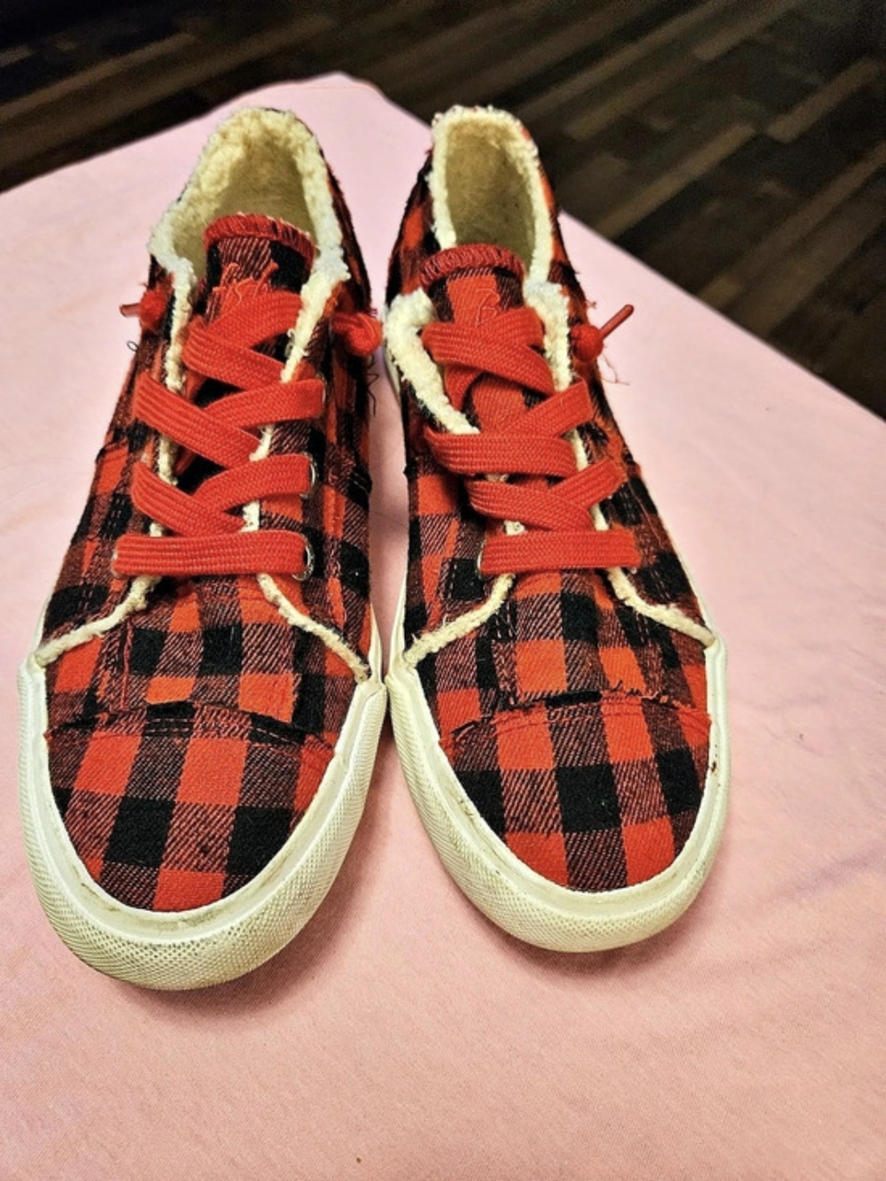 Blends Malibu Plaid Sherpa-Lined Sneakers in Red & Black